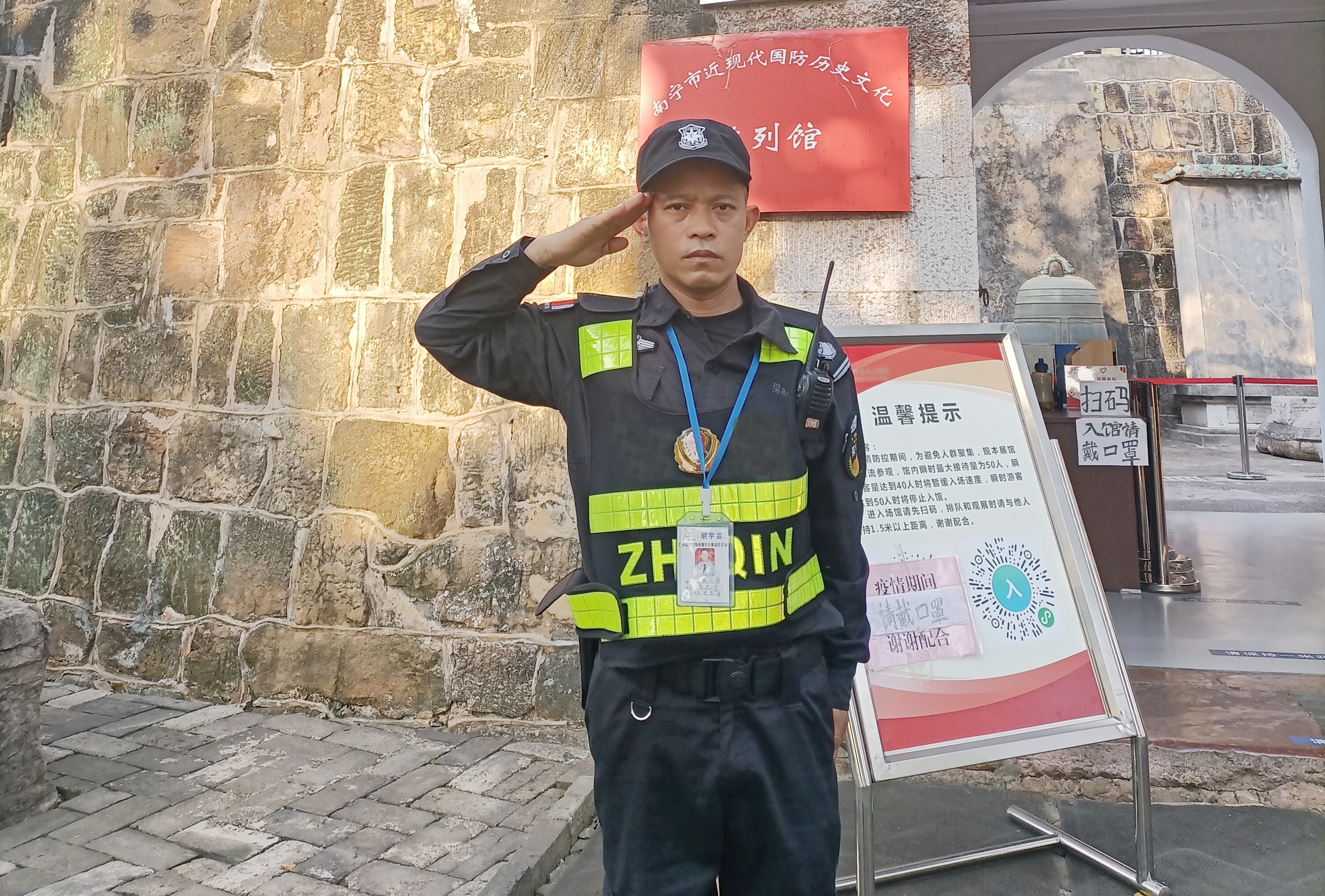 危急時(shí)刻，水中救人，彰顯朋宇組正能量